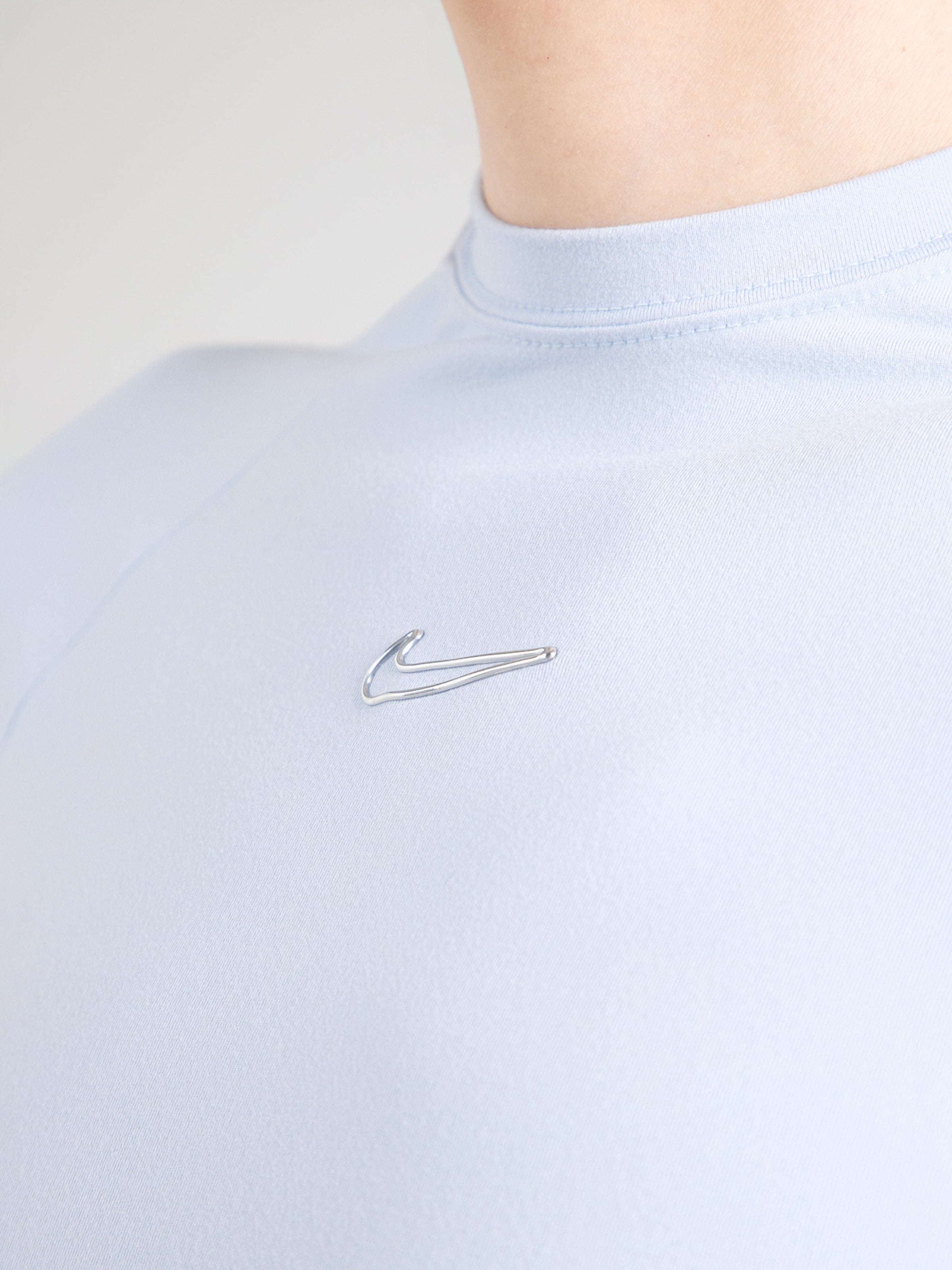 Nike Sportswear Футболка в пастельно-голубом цвете — фото 2