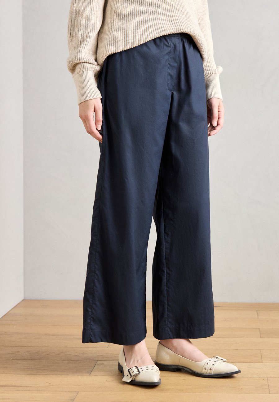 

Брюки Marc O'Polo LOOK ELASTIC WAISTBAND SEAM POCKETS, Deep Blue Sea/Dark Blue