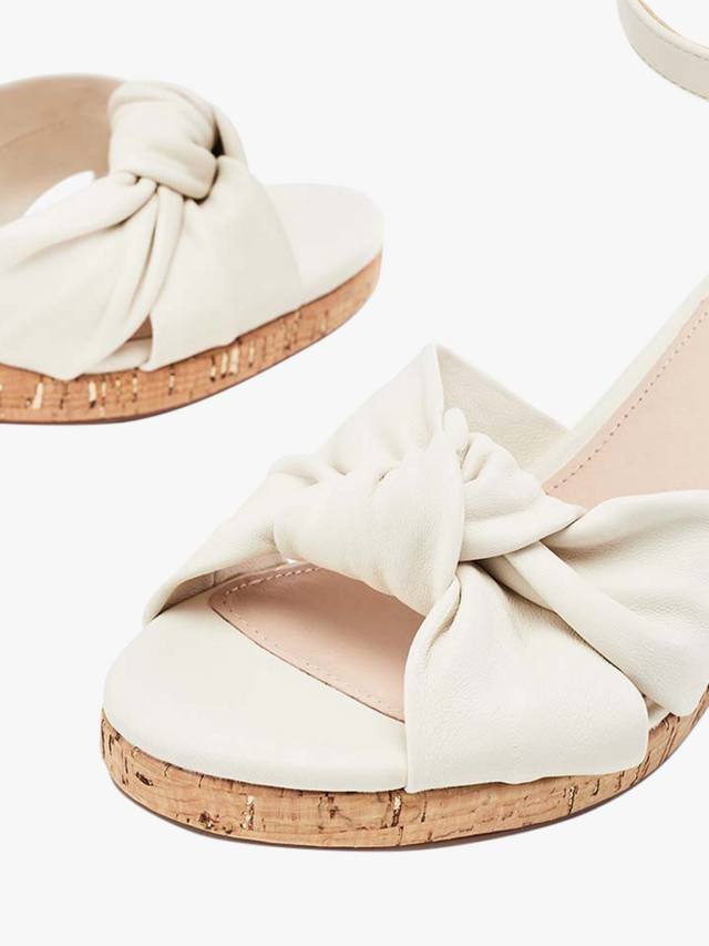 Босоножки на танкетке с кожаным узлом muscari Moda in Pelle, белый — фото 4