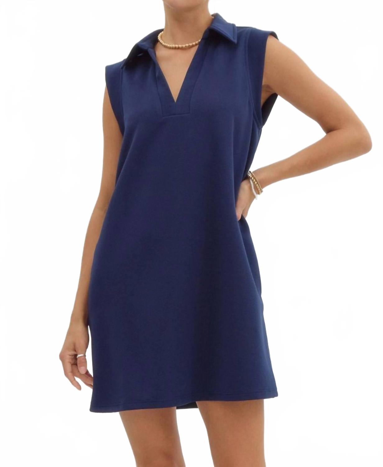 

Платье с текстурированным V-образным вырезом, темно-синего цвета Entro, темно-синий