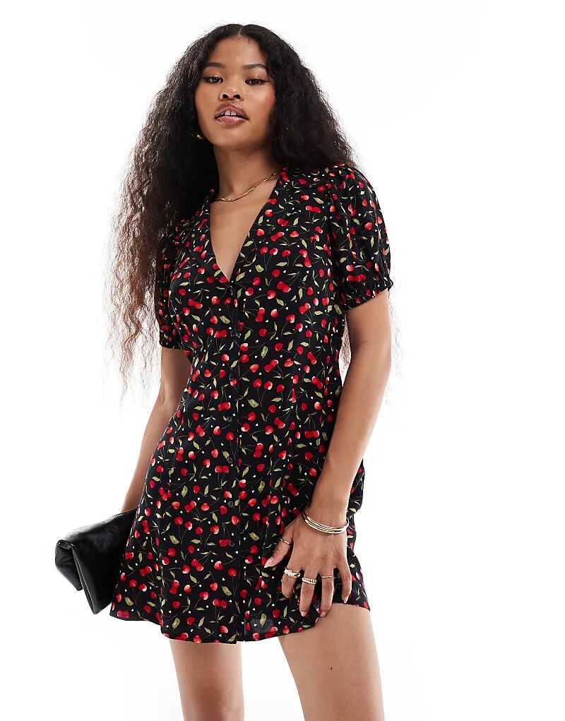 

Мини-платье на пуговицах с принтом вишни Miss Selfridge