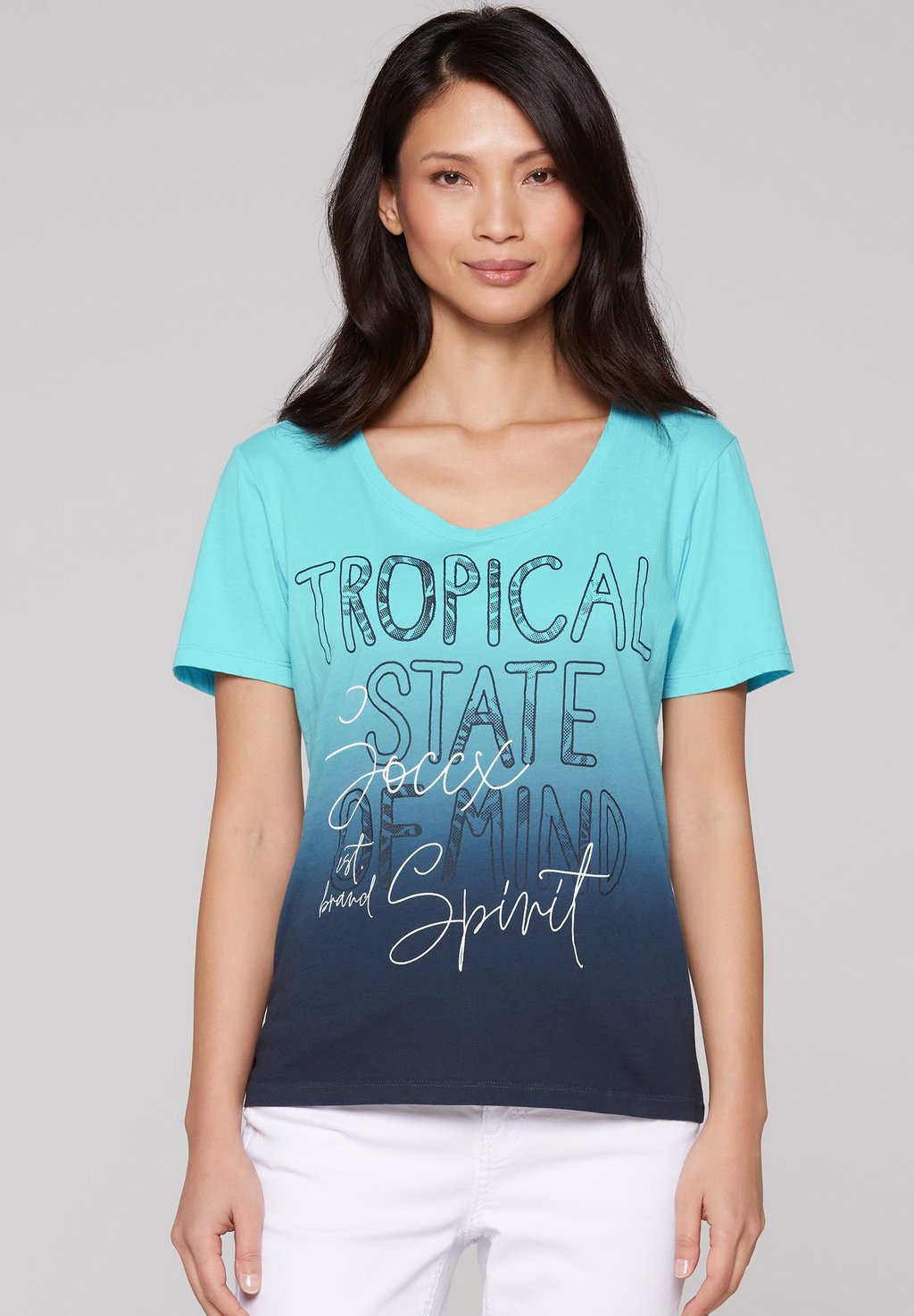 

Футболка с принтом DIP DYE MIT V-NECK UND ARTWORK Soccx, синий