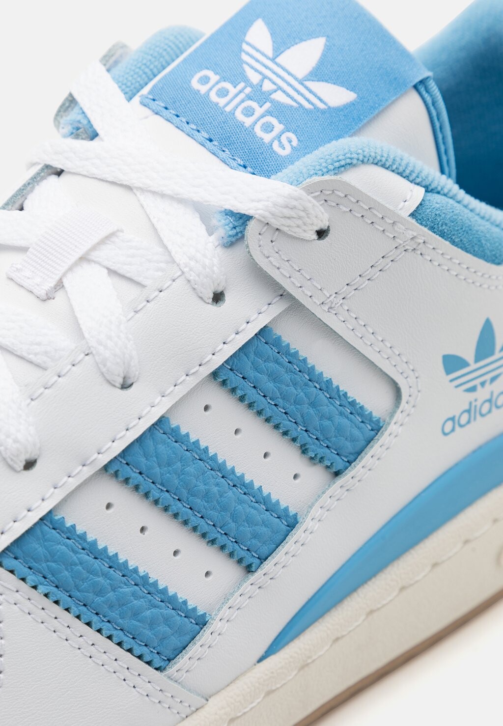 

Кроссовки на шнуровке FORUM CLASSIC adidas, белый