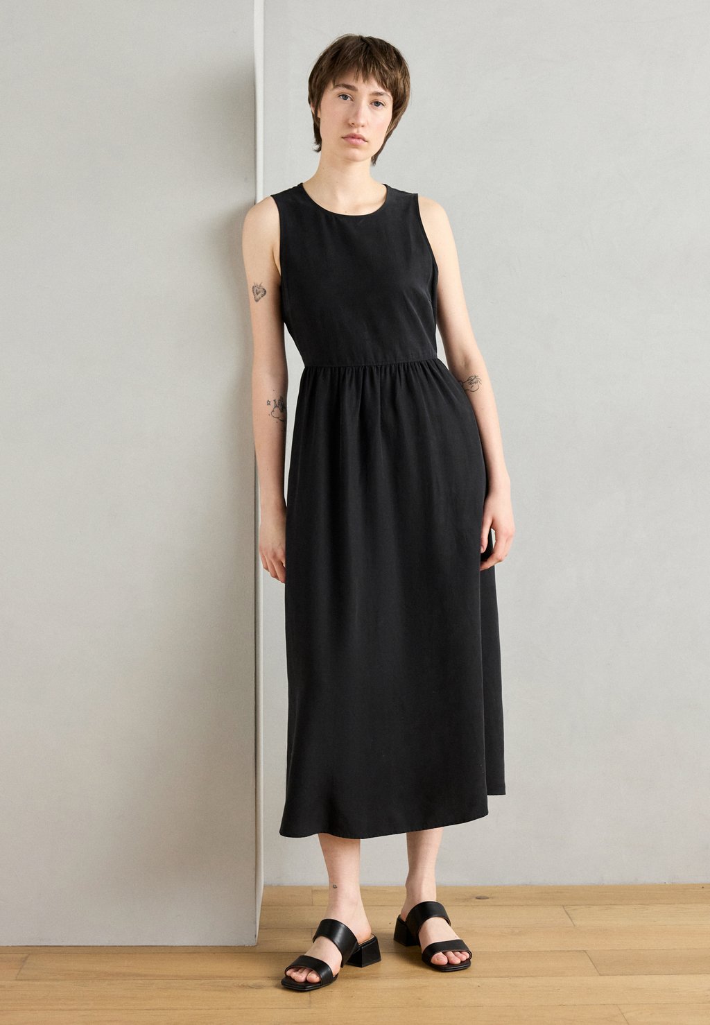 

Повседневное платье DRESS MIDI LENGTH ROUND NECK FLARED SKIRT CUT OUT AND GATHERING DETAIL Marc O'Polo, Black