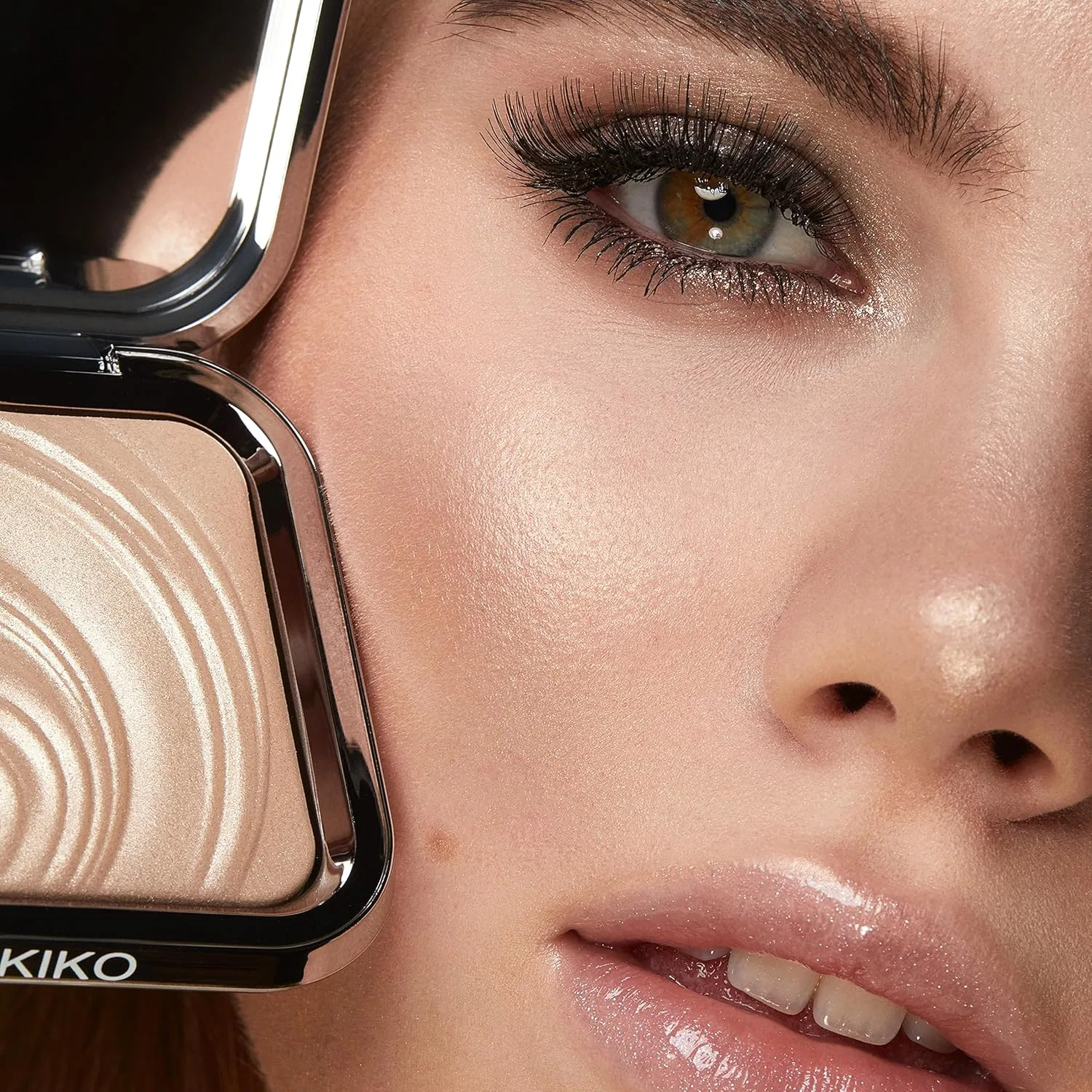Пудровый хайлайтер для лица «Glow Fusion Intense Powder Highlighter 01» от KIKO Milano Kiko Milano, 01 Champagne — фото 3