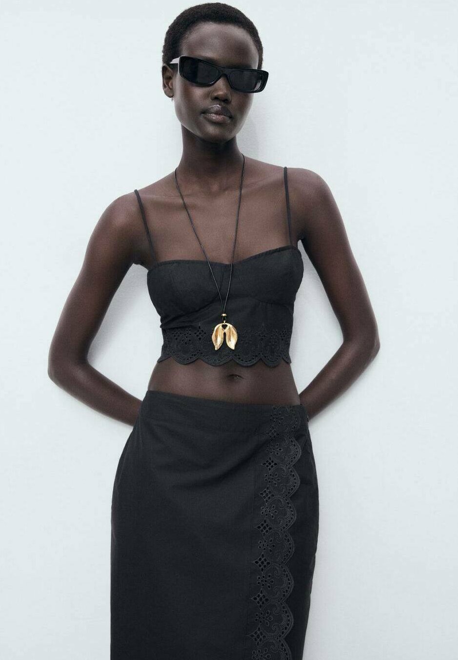 

Топ EMBROIDERED CROP Mango, черный