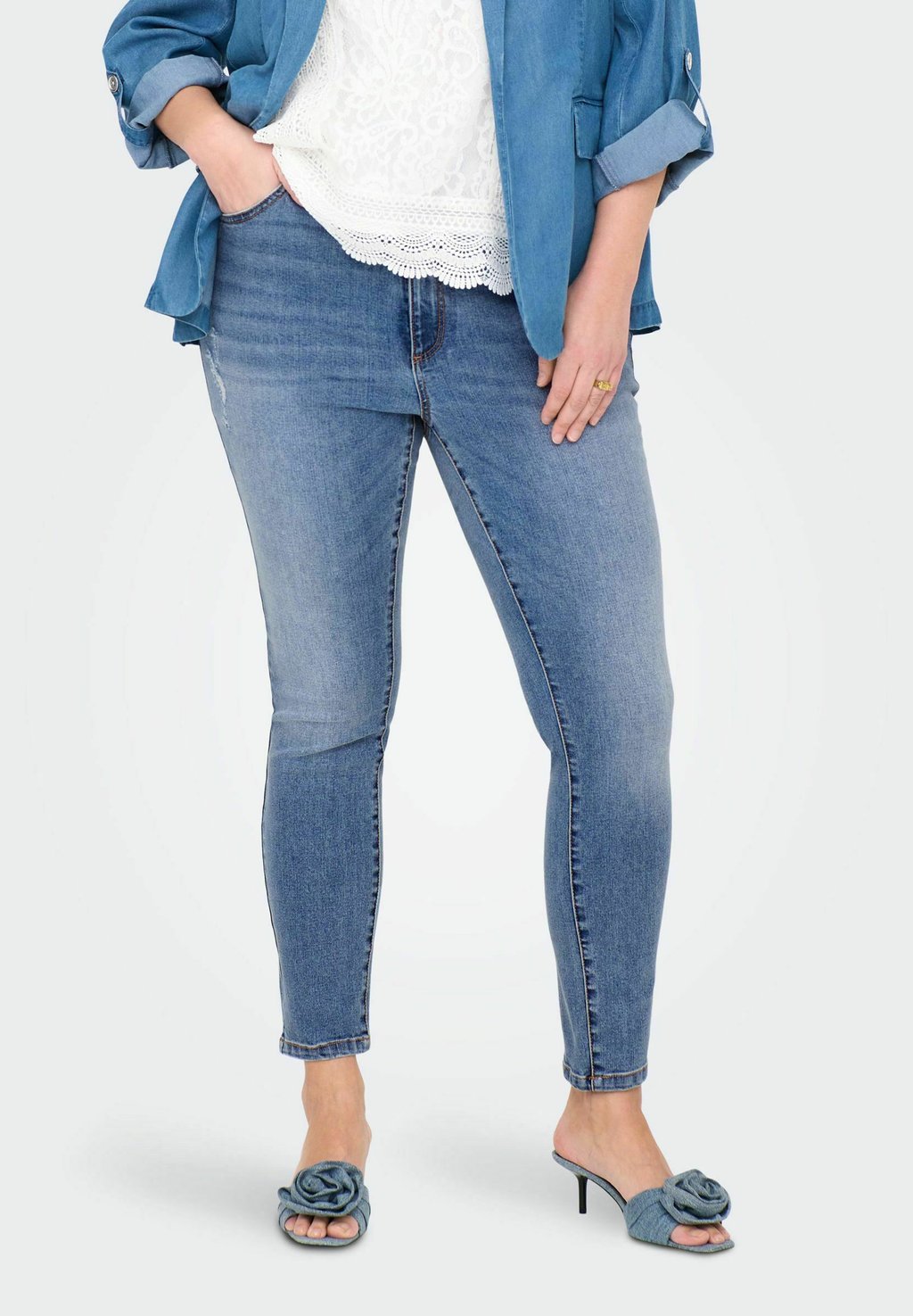 

Узкие джинсы CARICONIC HOHE TAILLE ONLY Carmakoma, цвет Light Medium Blue Denim
