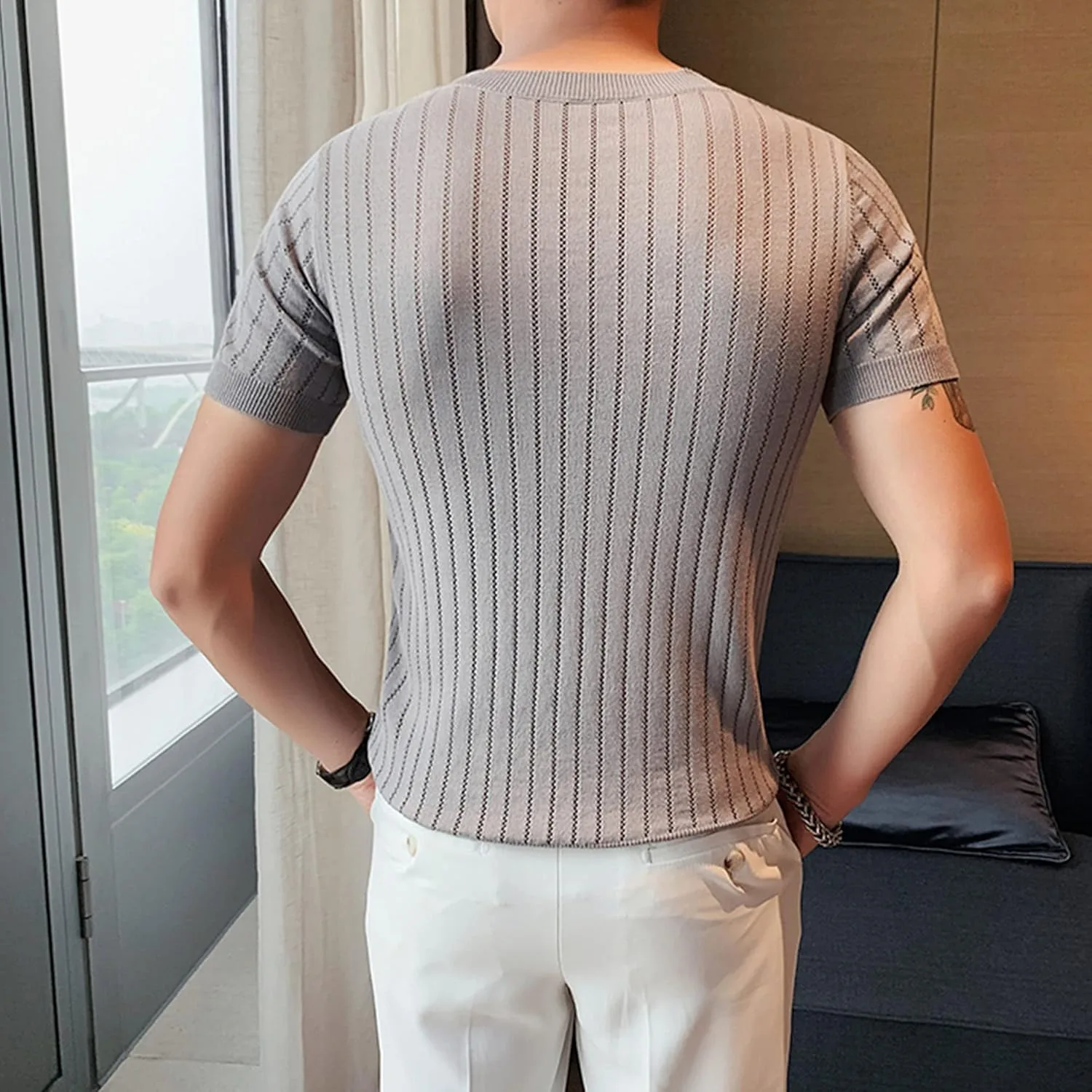 Мужская полосатая футболка slim fit v-образным вырезом — фото 2