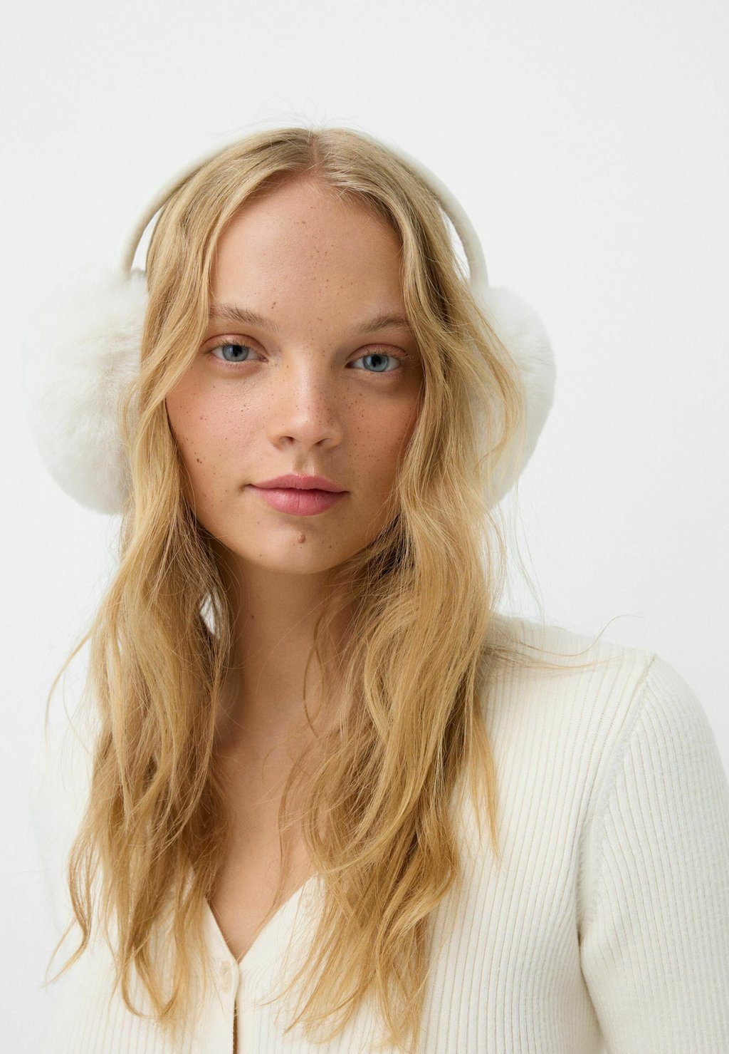 

Головной убор MUFFS Bershka, белый
