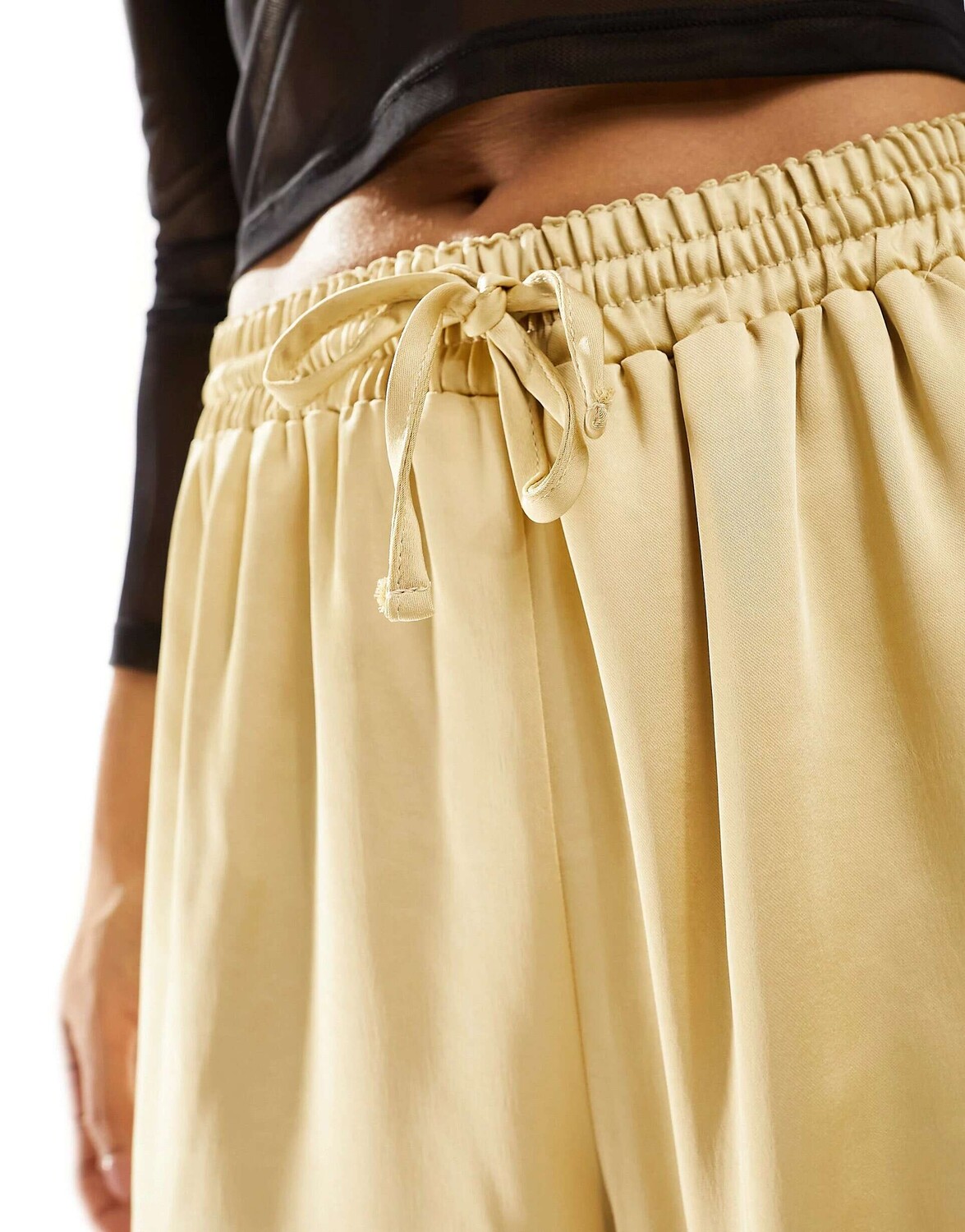 

Золотистые атласные брюки с воланами London Petite Flounce London