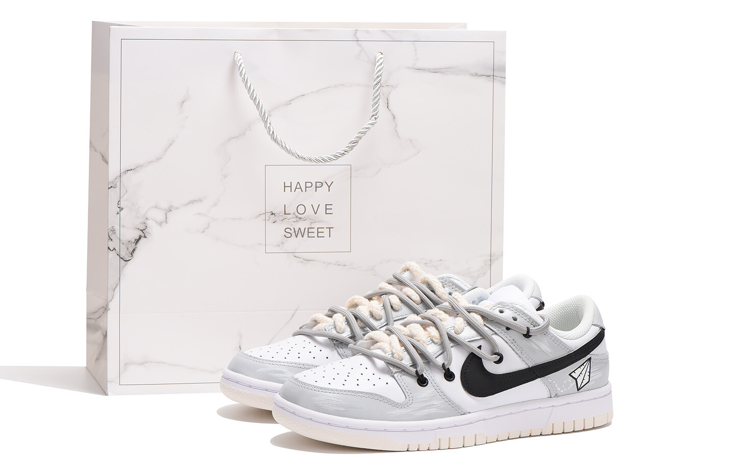 

Кроссовки Nike Dunk Skateboard Shoes Women's Low-Top Black White Gray