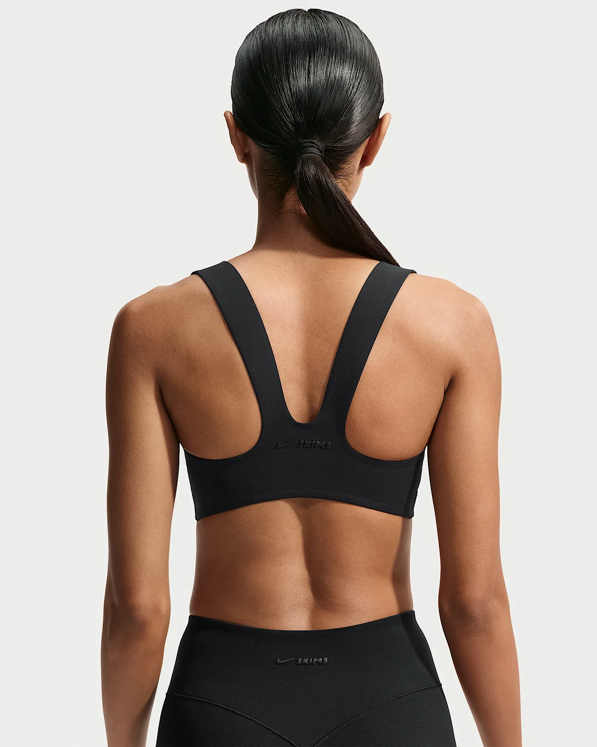 Женский бюстгальтер NikeSKIMS Studio Stretch с квадратным вырезом, NSKM Obsidian/NSKM Obsidian — фото 2