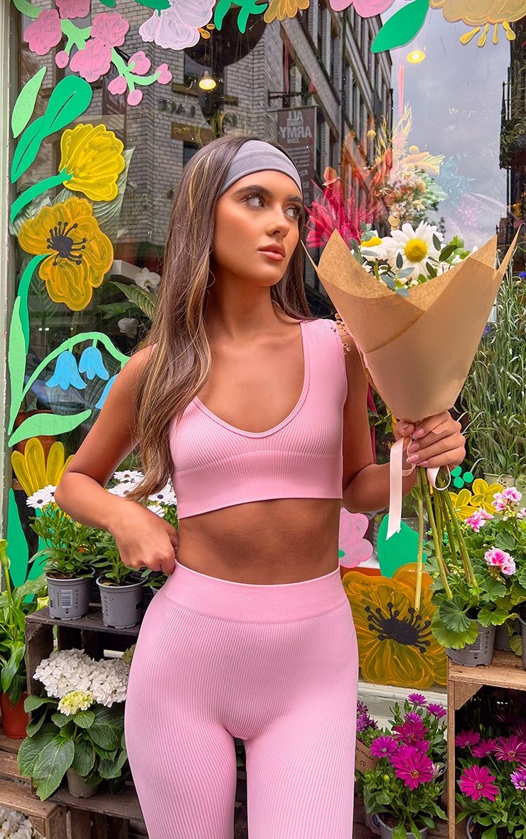 

Розовый укороченный топ в рубчик с глубоким вырезом PrettyLittleThing