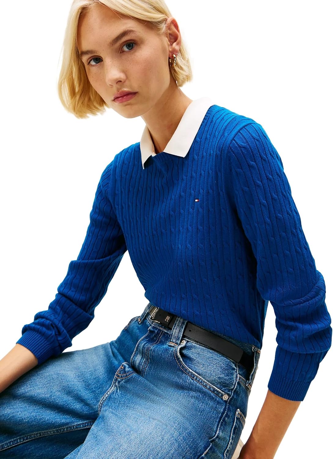 Коллекция женских свитеров Tommy Hilfiger Cable Kint с круглым вырезом и логотипом-флагом 2025 года, Cool Dip Blue. — фото 3