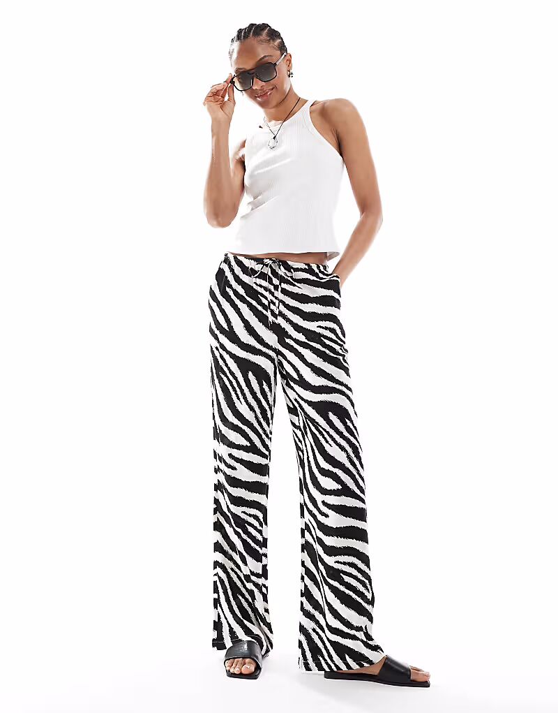 

Широкие брюки Vero Moda Tall Easy с завязкой на талии с принтом зебры