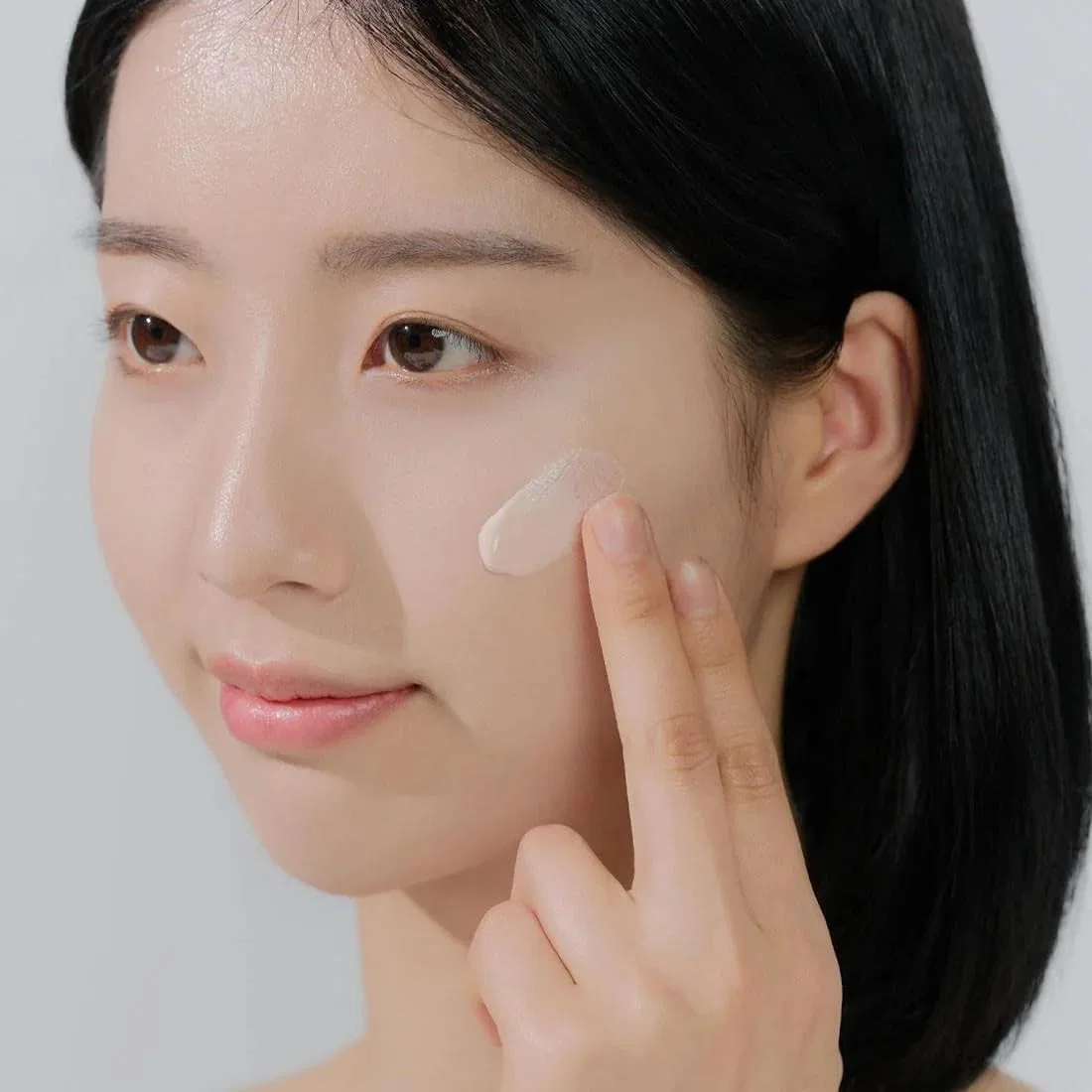 Солнцезащитный крем SKIN1004 Tone Brightening UV Protector 50 мл — фото 2