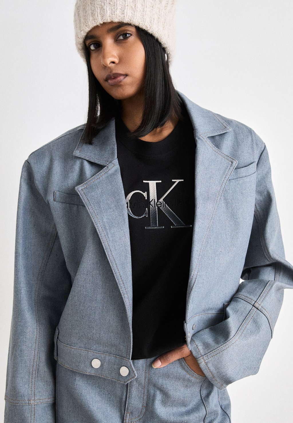 

Футболка с принтом EMBROIDERED MONOLOGO TEE Calvin Klein Jeans, черный