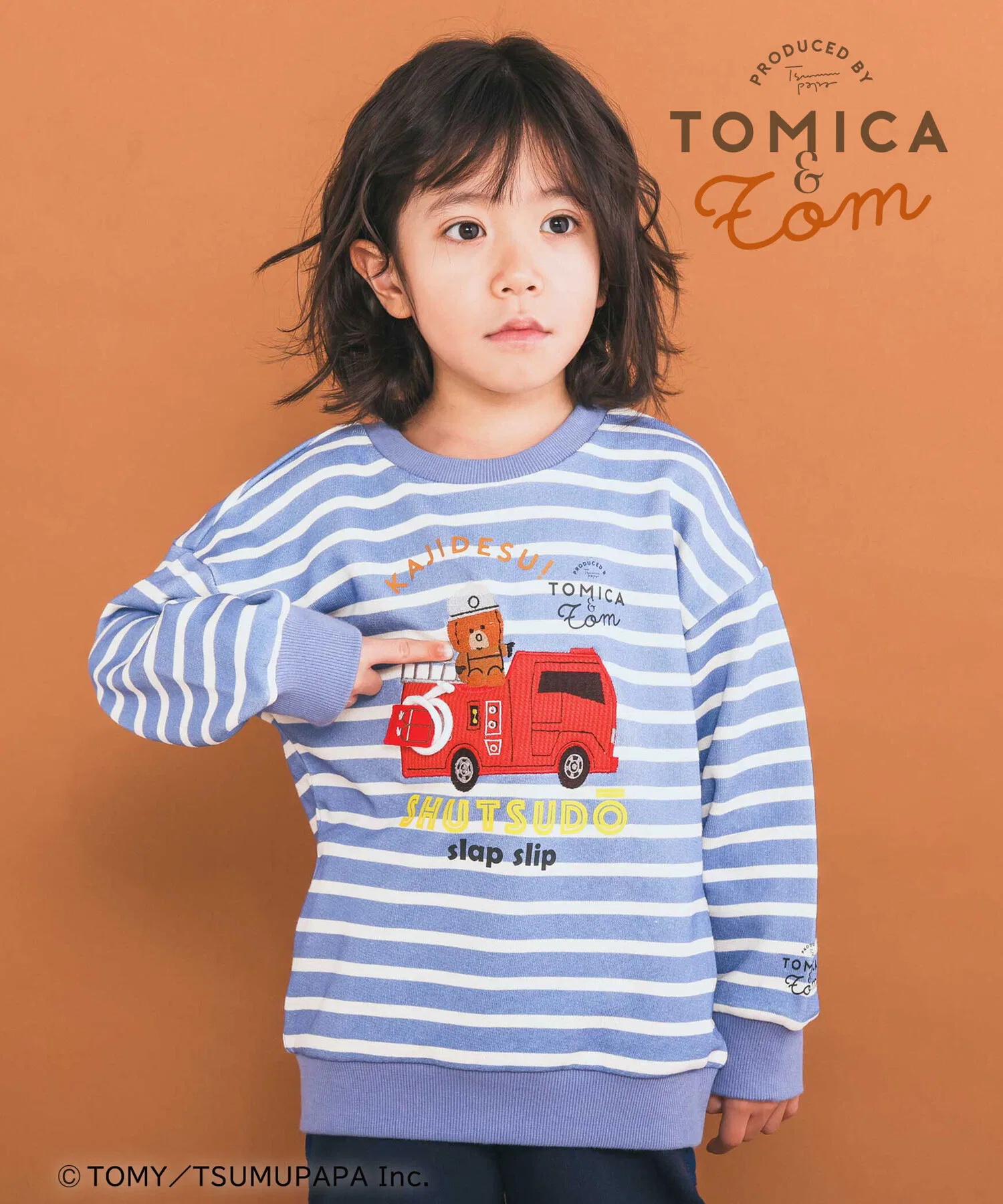 [Товар из коллаборации Tomica and Tom x SLAPSLIP] Игровая толстовка с изображением работающей техники: пожарной машины, колесного погрузчика и декоративных элементов (80-120 см) — фото 2