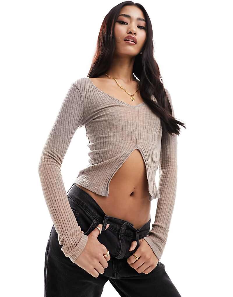 

Pull&Bear – Серо-коричневый топ с длинными рукавами в рубчик и разрезом спереди