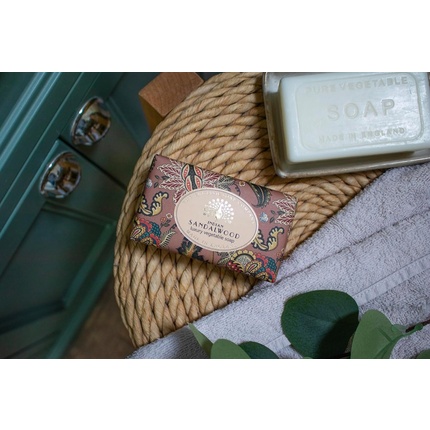 Винтажный обернутый брусок мыла с маслом ши и сандаловым деревом The English Soap Company — фото 3