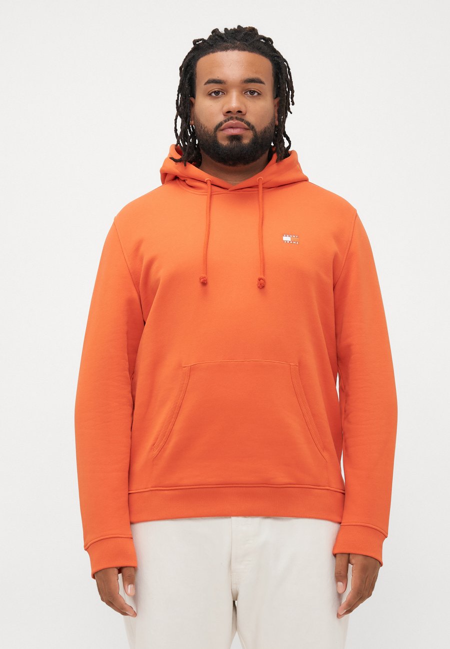 

Толстовка Tommy Jeans BADGE HOODIE, Voyager Orange Tonal/Orange