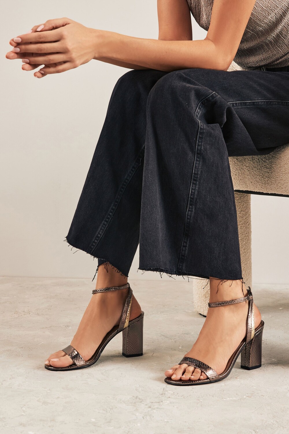 

Босоножки Forever Comfort на блочном каблуке Next, серебряный