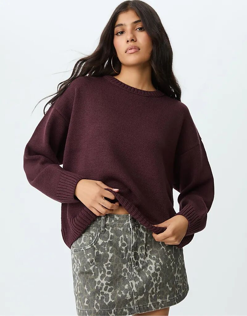 

Вязаный свитер Stradivarius с круглым вырезом бордового цвета