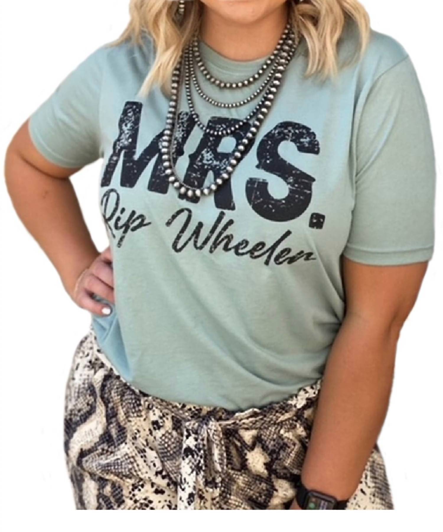 

Футболка Mrs. Rip Wheeler Graphic Tee цвета Stonewash Green Texas True Threads