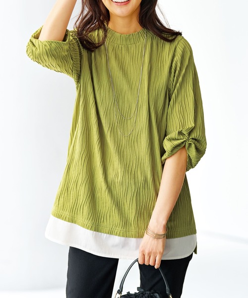 

Футболка женская из жаккардовой ткани с волнообразным узором и декоративной вставкой по низу BELLUNA PLUS, зеленый