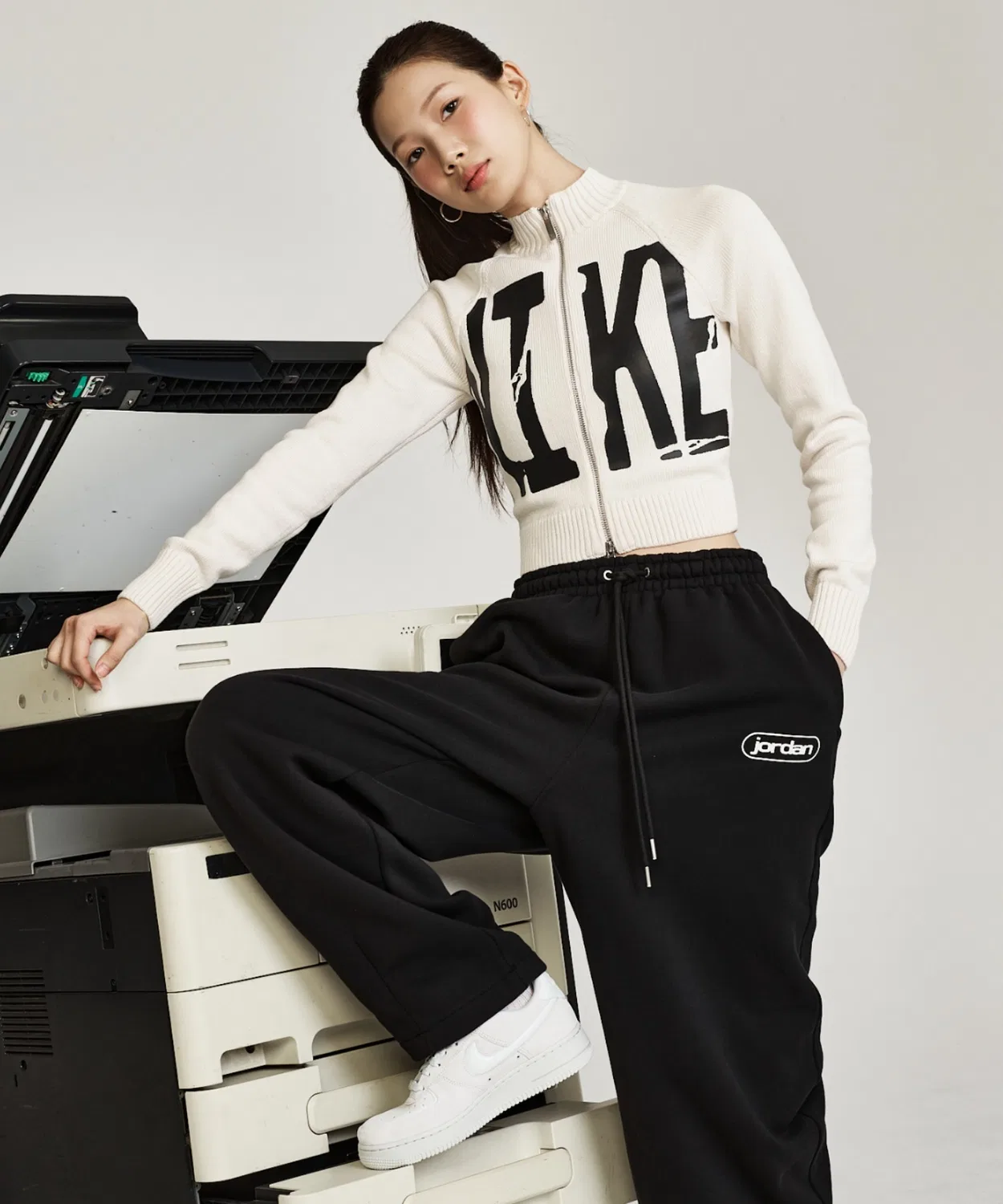 Свитер Nike Sportswear женский, облегающий, с принтом, на молнии, белый — фото 2