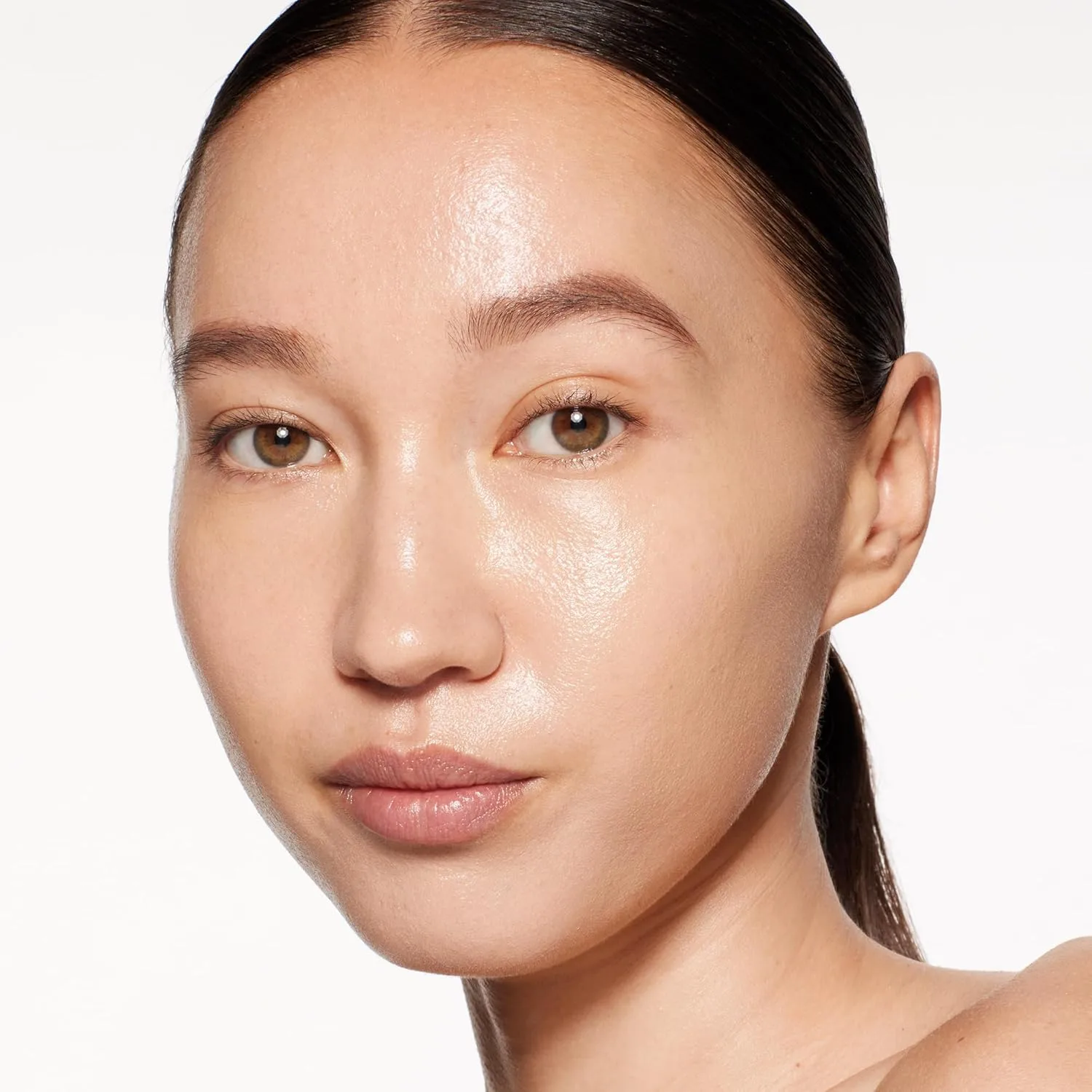 Shiseido RevitalEssence Skin Glow Foundation SPF 30 - тональный крем с наращиваемым средним покрытием, 24-часовая гидратация и 12-часовое ношение, устойчив к переносу, заломам и выцветанию, некомедогенный, для всех типов кожи 29,6 мл (1 шт.), 31... — фото 4