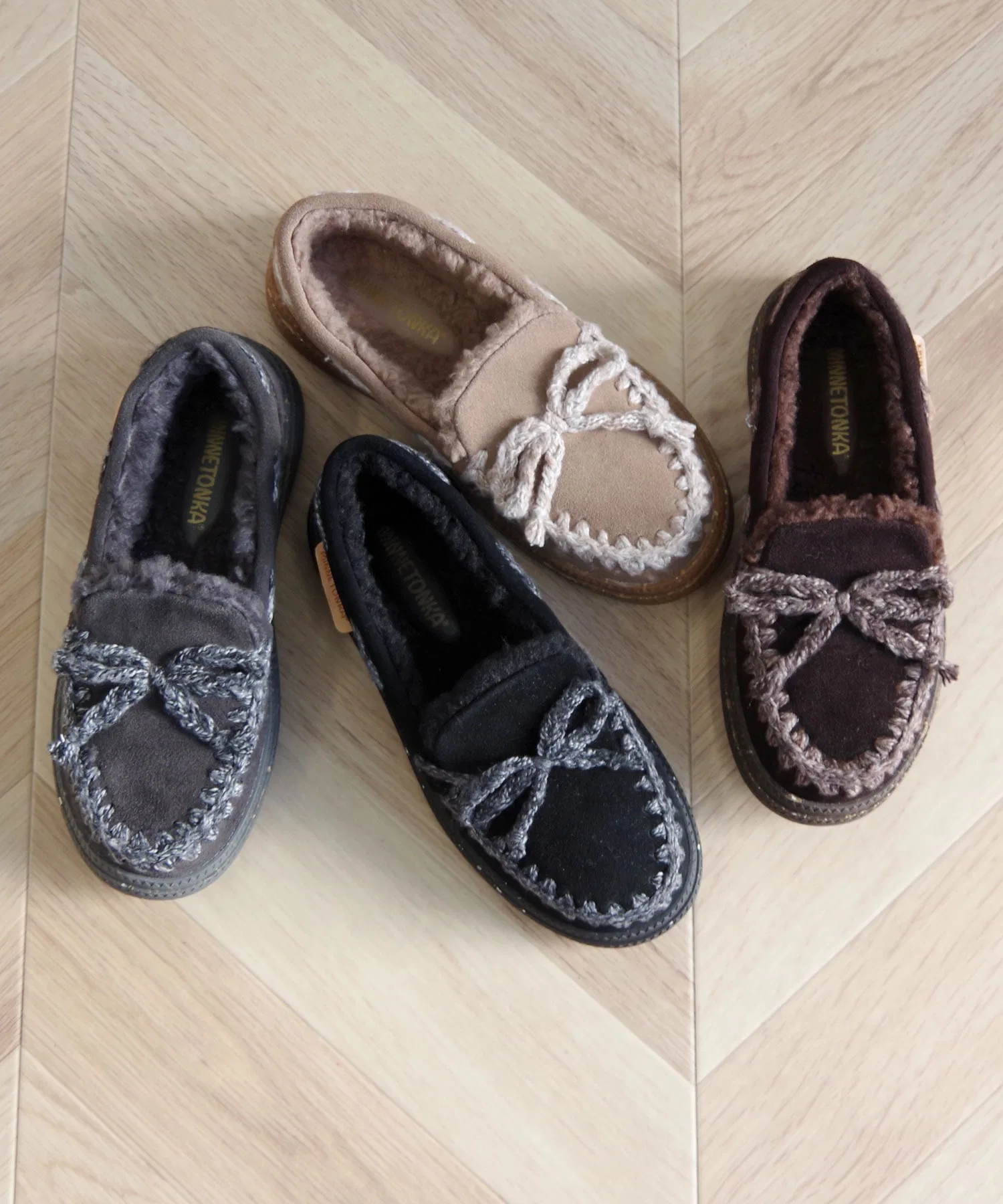 Унисекс мокасины Minnetonka с вязаной строчкой и боа чёрные — фото 2