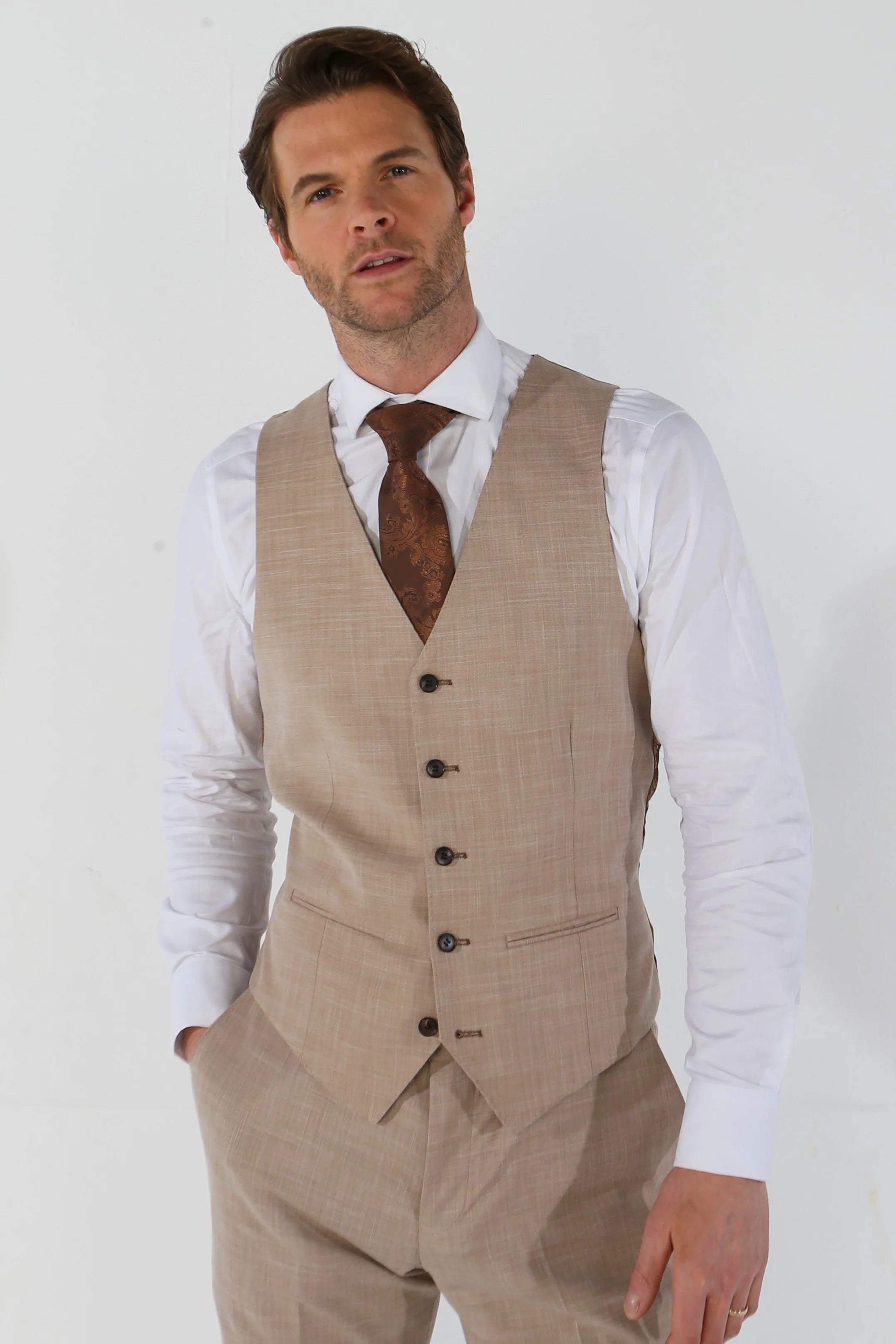 

Курт Tailored Fit однотонный бежевый жилет Paul Andrew