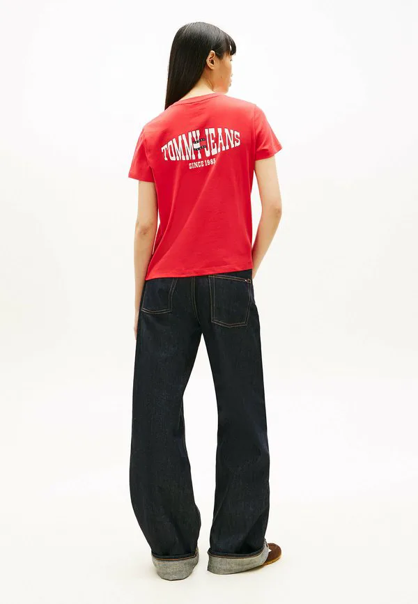 

Футболка с принтом в виде волнистого флага на спине. Tommy Jeans, Red Alert, Красный, Футболка с принтом в виде волнистого флага на спине. Tommy Jeans, Red Alert