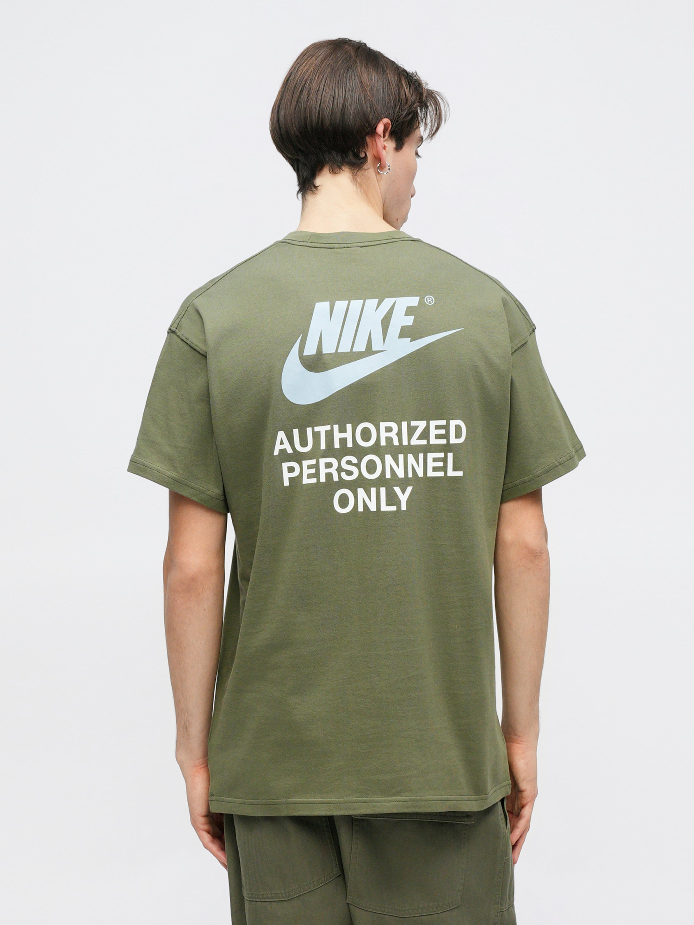 Nike Sportswear Футболка в оливковом цвете — фото 2