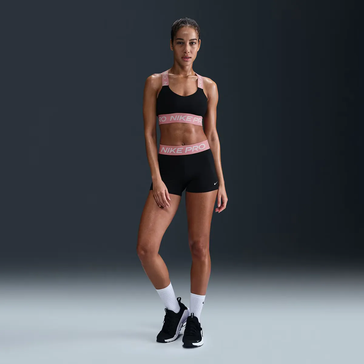 

Короткие женские леггинсы Nike Pro, черный
