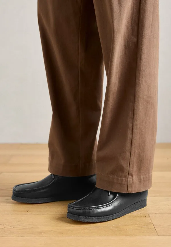 Повседневные кроссовки wallabee на шнуровке Clarks Originals, Black — фото 2