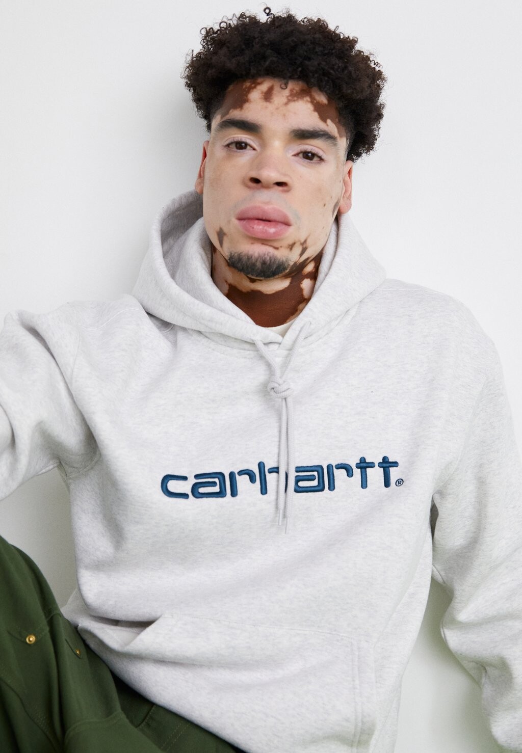

Свитер с капюшоном HOODED Carhartt WIP, цвет Ash Heather/Duck Blue