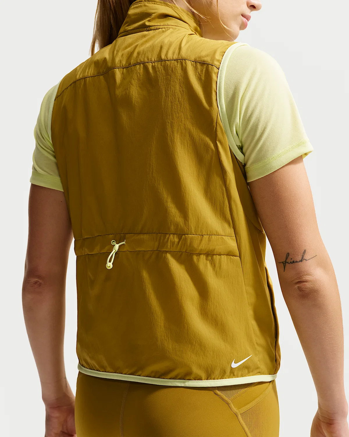 Женский трейл-раннинговый жилет Nike ACG, Peat Moss/Light Liquid Lime/Photon Dust/Summit White — фото 2