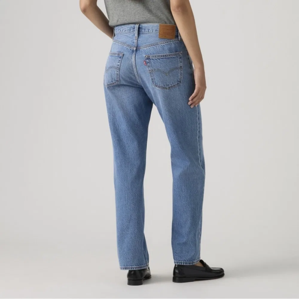 Женские джинсы 501 90s укороченные, облегчённые, цвета индиго от Levi'S — фото 3