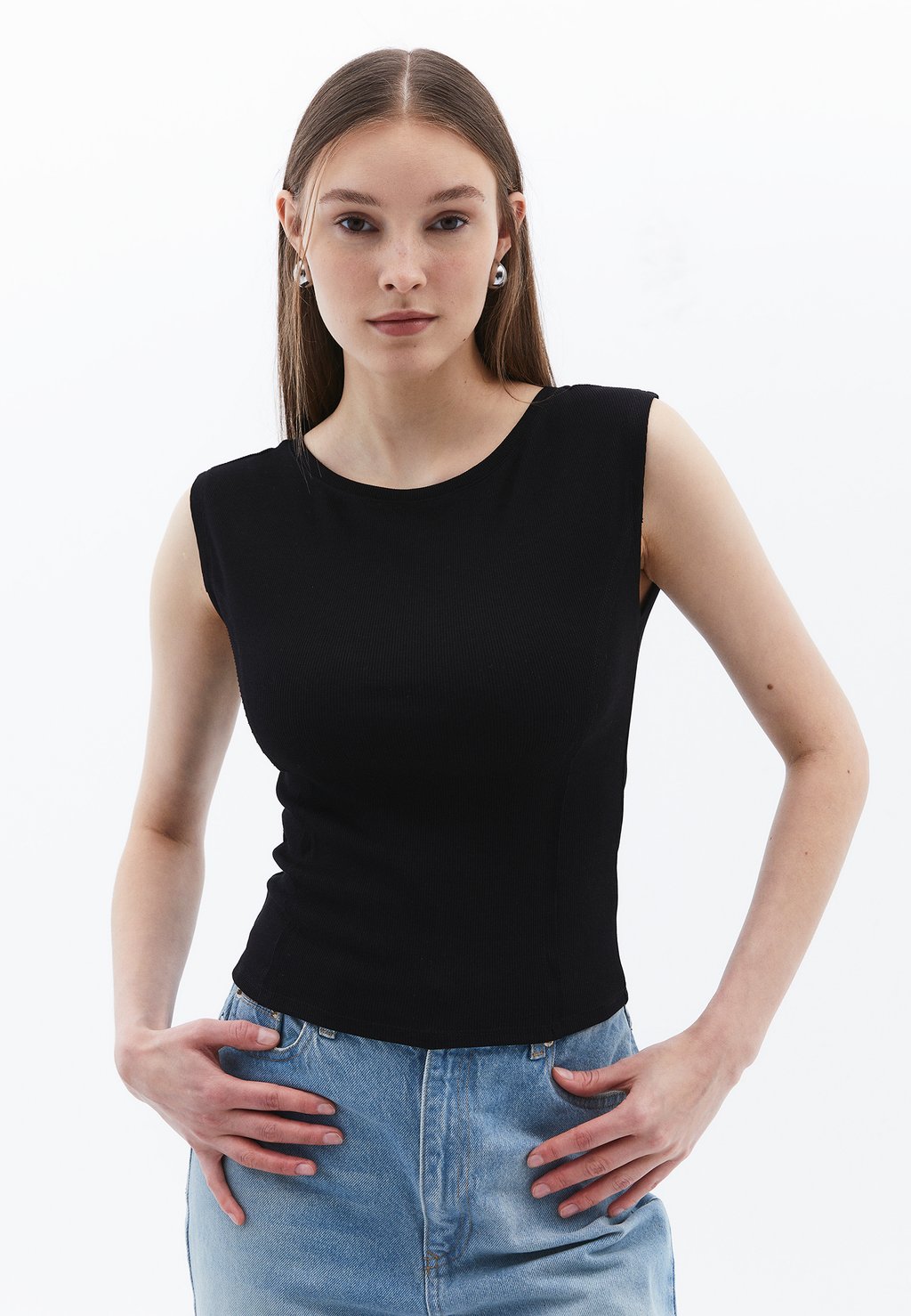 

Топ MIT WEITEM AUSSCHNITT OXXO, черный