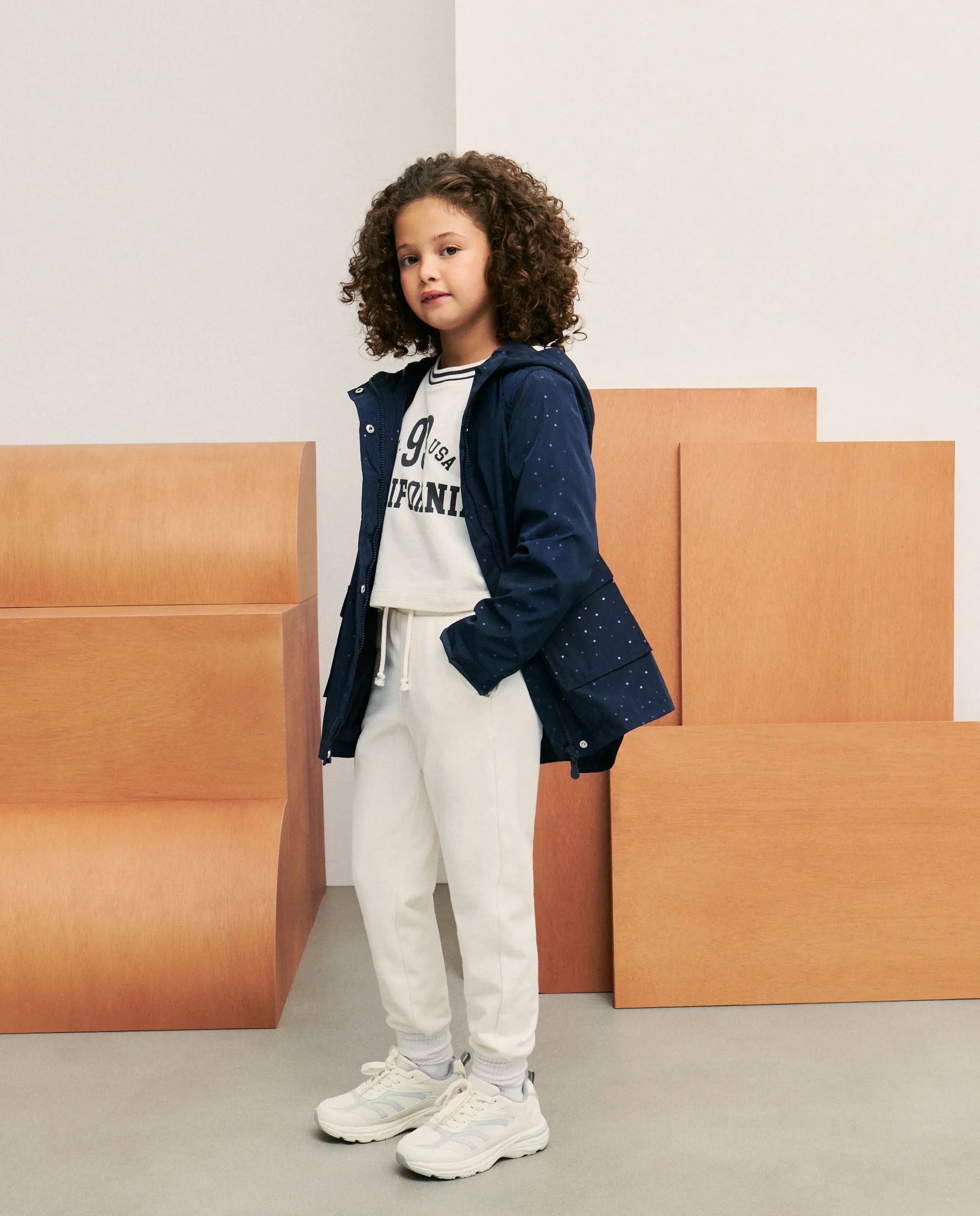 

Детский плащ из нейлона с тоновым принтом Kids El Corte Inglés, темно-синий