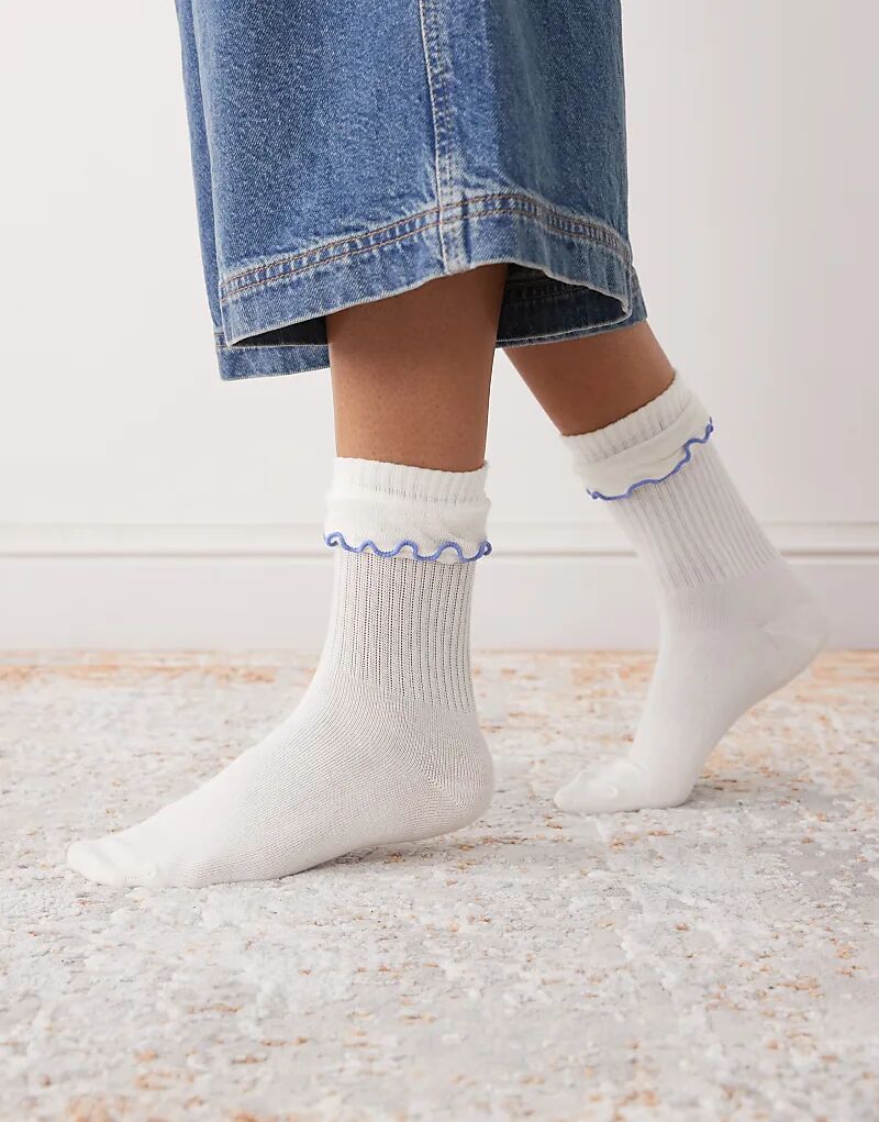 

Носки Monki с оборкой бежевого цвета