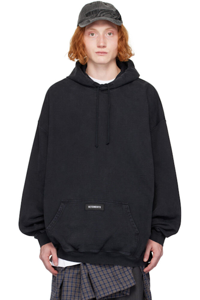 

Черная толстовка с капюшоном и тканым лейблом VETEMENTS