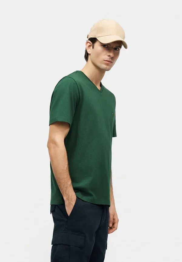 Футболка Tommy Hilfiger Essential V Neck Tee Core Basic, уличный зелёный — фото 4