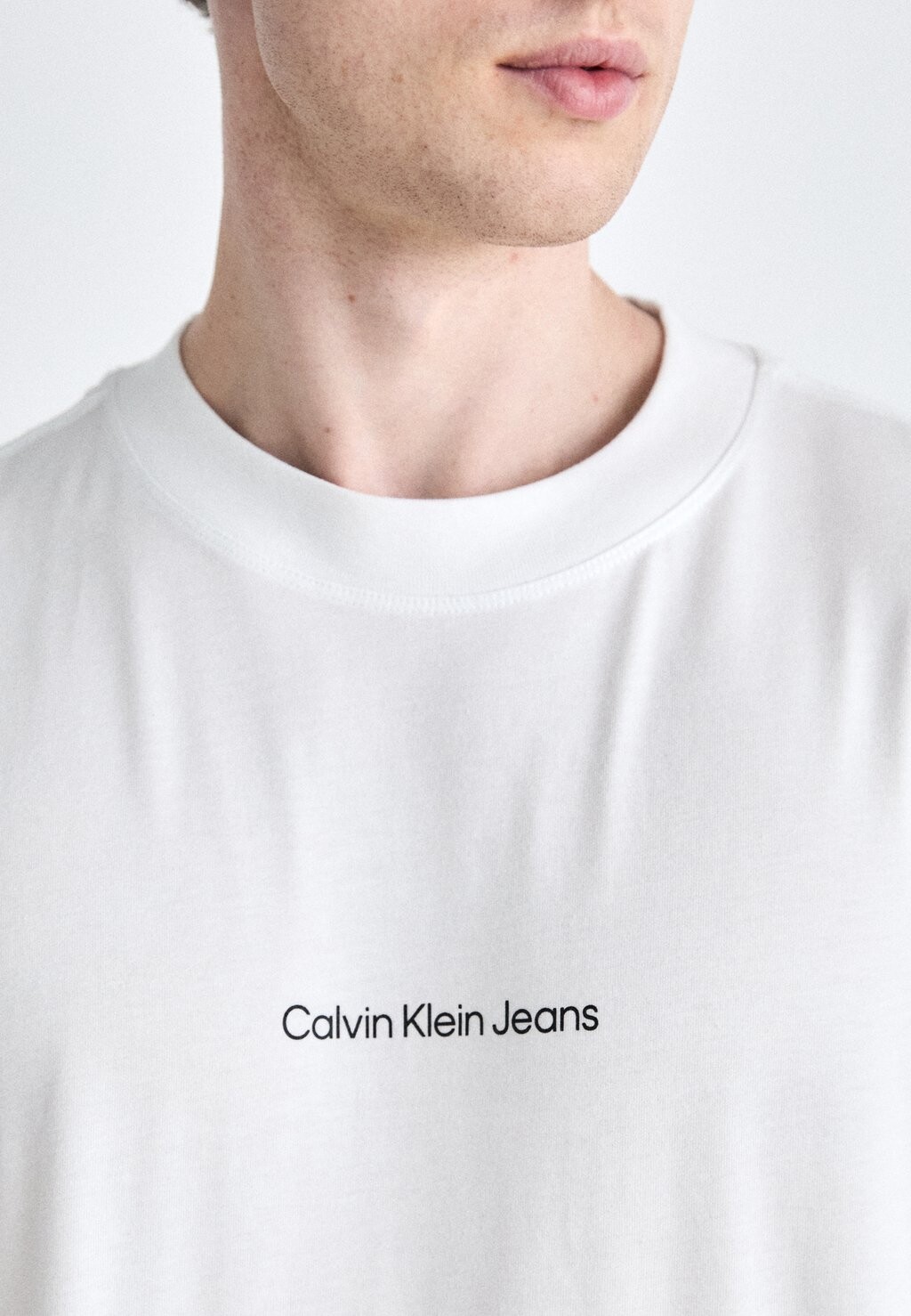 

Футболка с принтом GRID MONOGRAM TEE Calvin Klein, белый