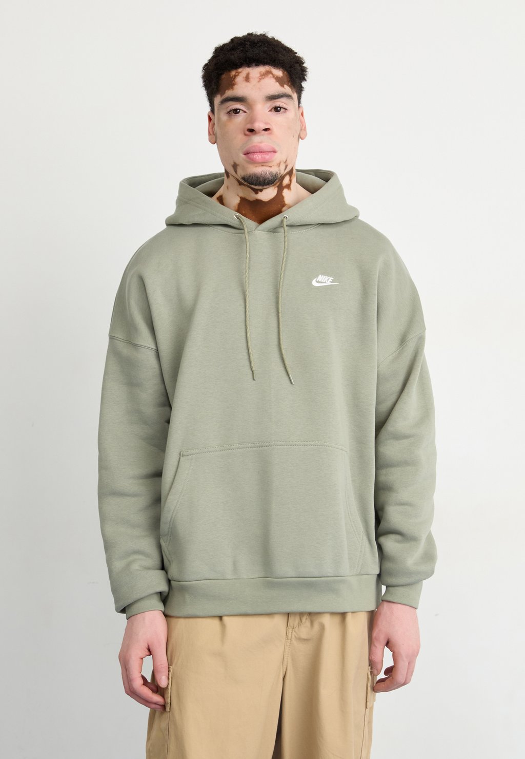 

Толстовка OVERSIZED CLUB HOODIE Nike Sportswear, хаки