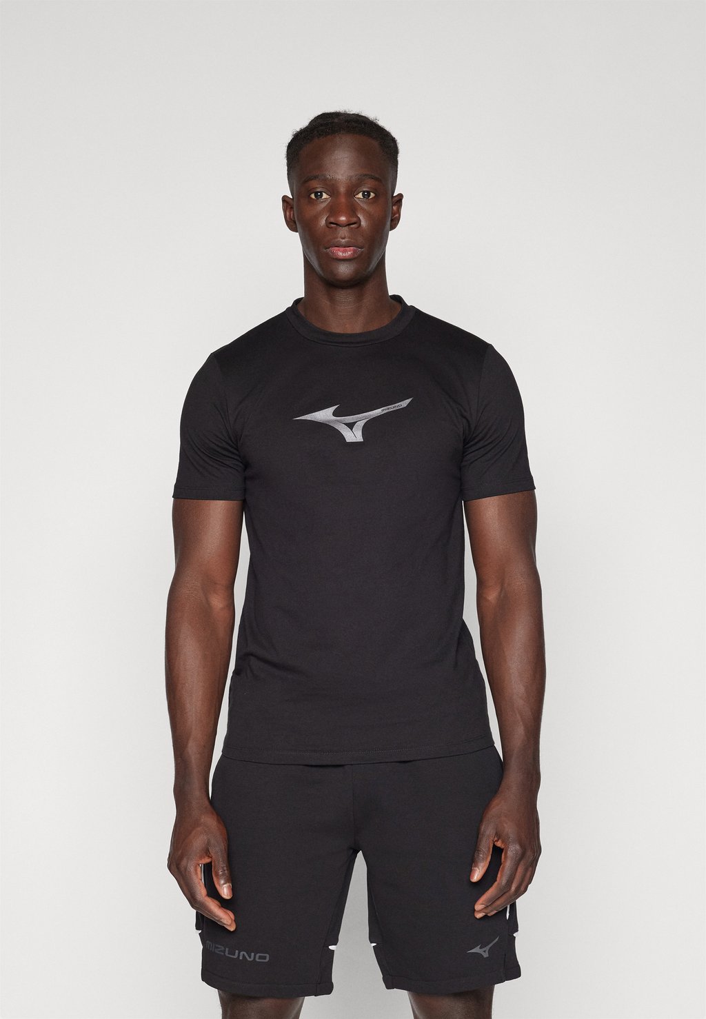 

Футболка с принтом ATHLETICS TEE Mizuno, черный