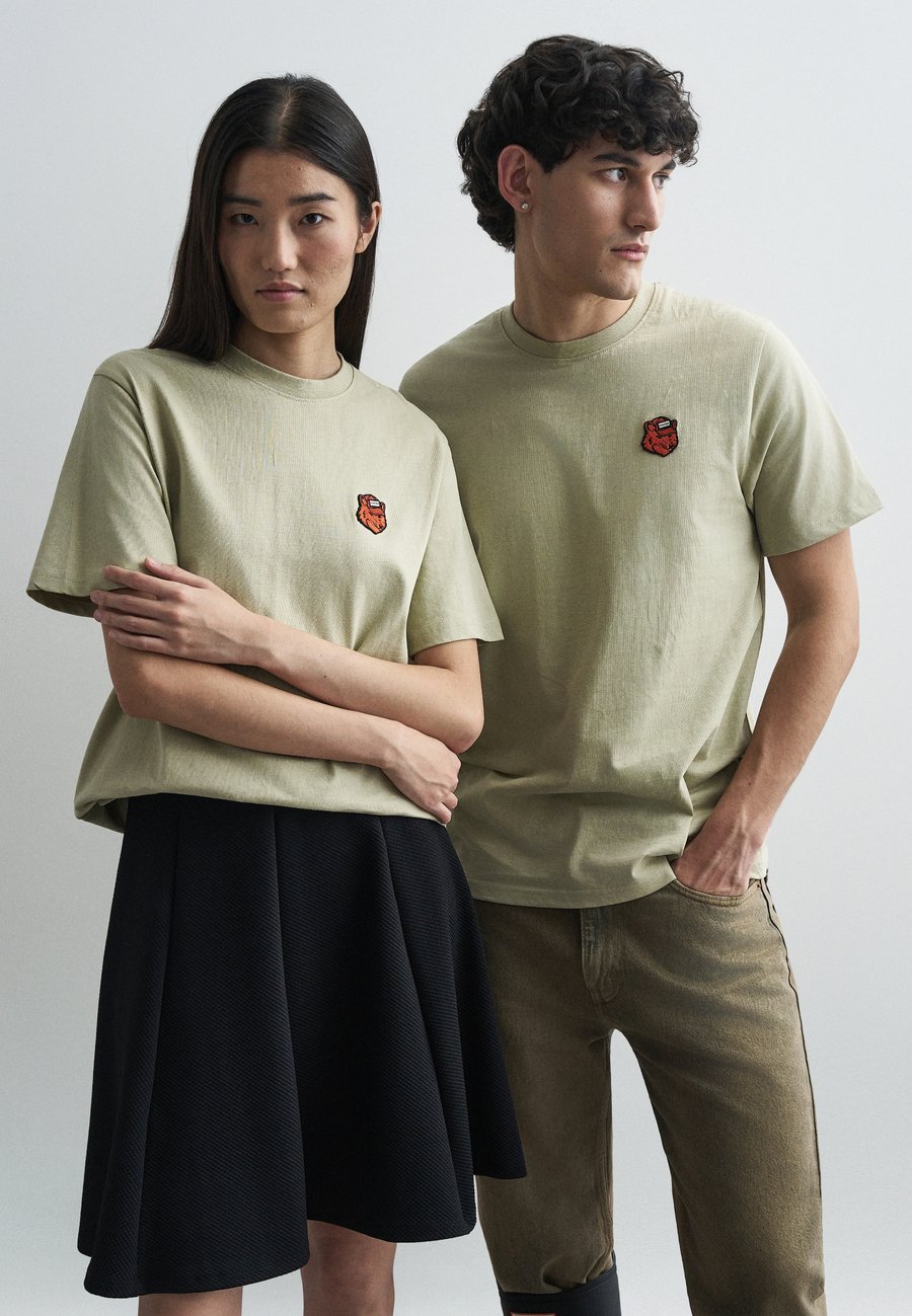 

Футболка Maison Kitsuné MAISON KITSUNÉ x HUNTER FOX HEAD TEE-SHIRT UNISEX, Stone Beige/Beige