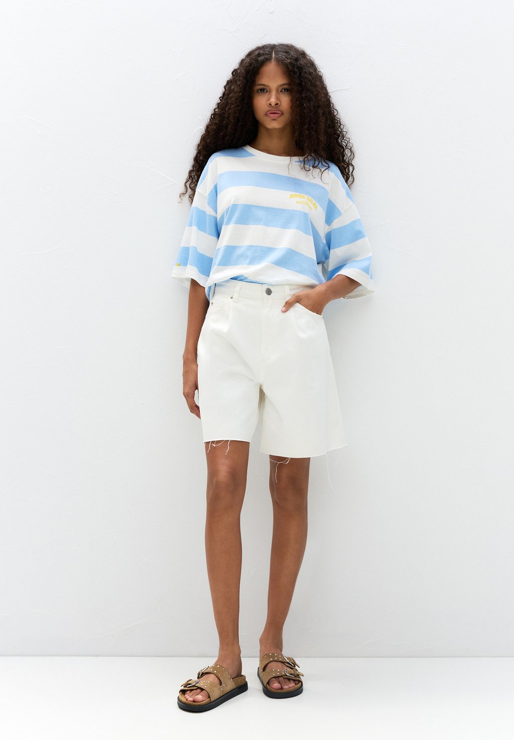 

Футболка с принтом BRISE SALÉE STRIPED PULL&BEAR, белый